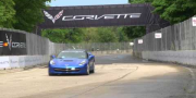 Руководитель GM гоняет на гоночной трассе на Corvette Stingray 2014